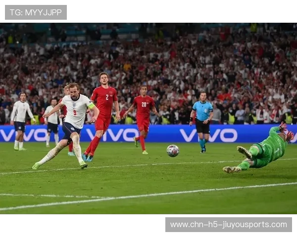 凯恩禁区内小范围终结训练,点球与胸部停球并行